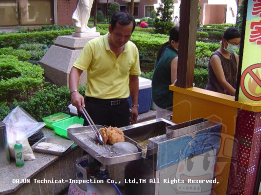 這這這~~~啥麼情形ㄚ？
達雋轉行賣雞排？原來是配合社區做中秋活動的義賣啦！瞧我們阿宗哥多認真阿