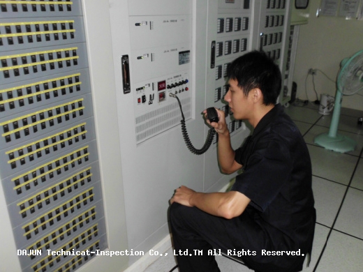 委屈了大哥！為了演練您還要單腳跪下廣播操演！