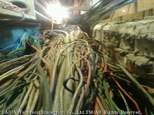 哇~管道間裡面就快要兩千條線路了~~~真的快要瘋掉了