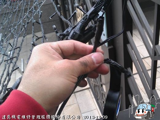 一層層包覆(防水)膠帶，以防水滲進去造成任何漏電等等狀況，這可是很重要的唷~~~~
